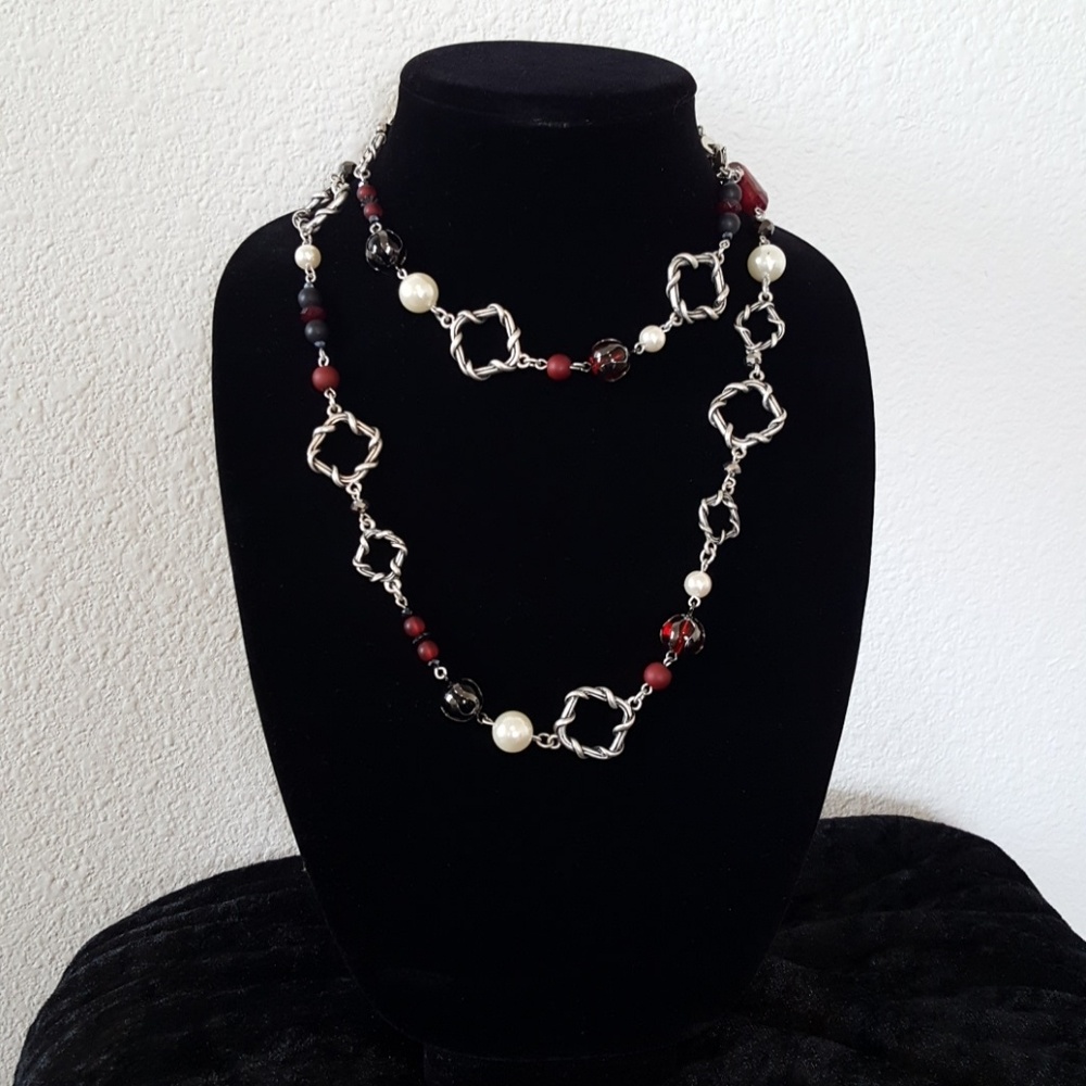 Bordeaux necklace